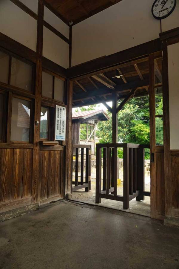 「いつまでも残って」「すごく素敵」　『現役』の木造駅舎に称賛の声