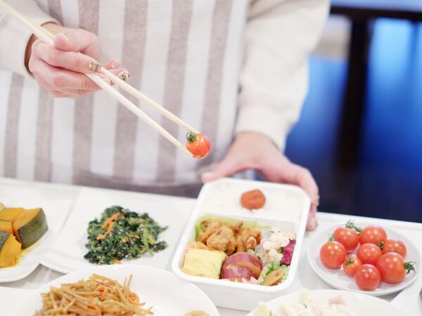 「ラップして冷蔵庫へ」　その習慣が危険？　食中毒につながるNG行動５選に「ギクッ」