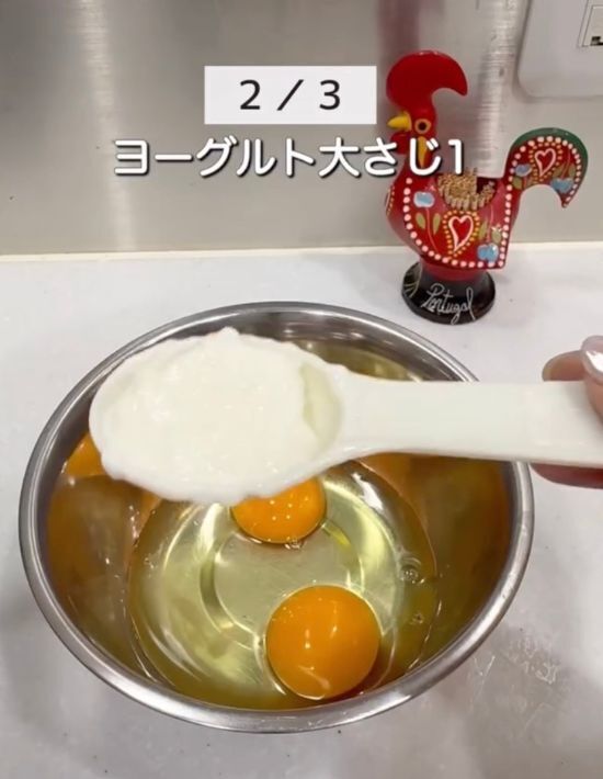 卵にヨーグルトを混ぜて炒めると？　ひと口食べて「膝を打った」「マジかよ」