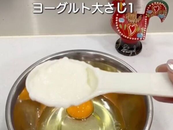 卵にヨーグルトを混ぜて炒めると？　ひと口食べて「膝を打った」「マジかよ」