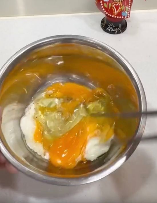 卵にヨーグルトを混ぜて炒めると？　ひと口食べて「膝を打った」「マジかよ」