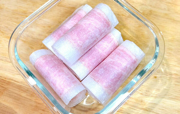 クッキングシートに置いてくるくる…　ベーコンの裏技に「ずっとやる！」