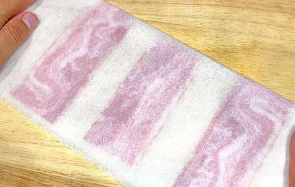 クッキングシートに置いてくるくる…　ベーコンの裏技に「ずっとやる！」