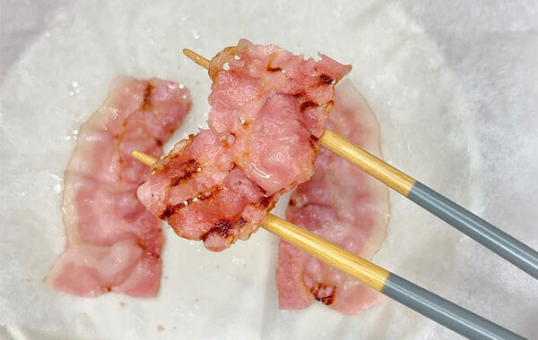 クッキングシートに置いてくるくる…　ベーコンの裏技に「ずっとやる！」