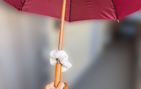 傘に付けてスライドさせると…？　１００均の『シュシュ』が超便利だった