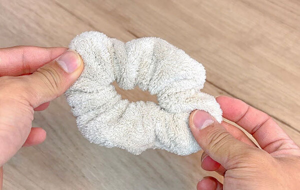 傘に付けてスライドさせると…？　１００均の『シュシュ』が超便利だった