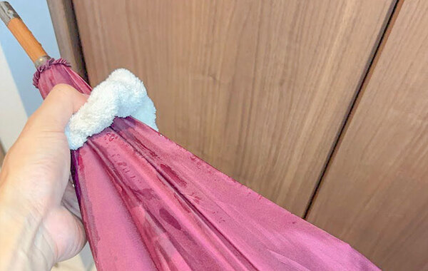 傘に付けてスライドさせると…？　１００均の『シュシュ』が超便利だった