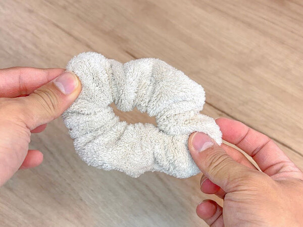 傘に付けてスライドさせると…？　１００均の『シュシュ』が超便利だった