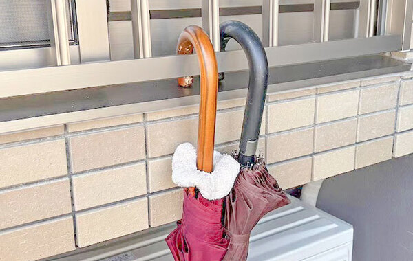 傘に付けてスライドさせると…？　１００均の『シュシュ』が超便利だった