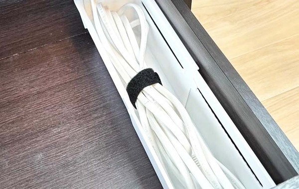 部屋の整理にはコレ！　100均で買えるトレーに「収納にぴったり！」