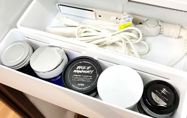 部屋の整理にはコレ！　100均で買えるトレーに「収納にぴったり！」