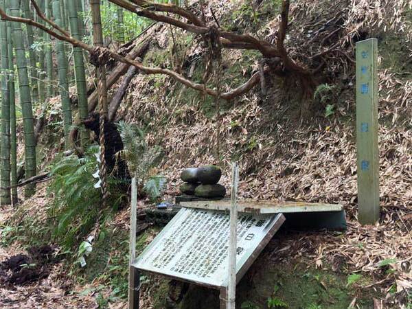 境内に置かれる塚　その歴史に「えげつないわ…」