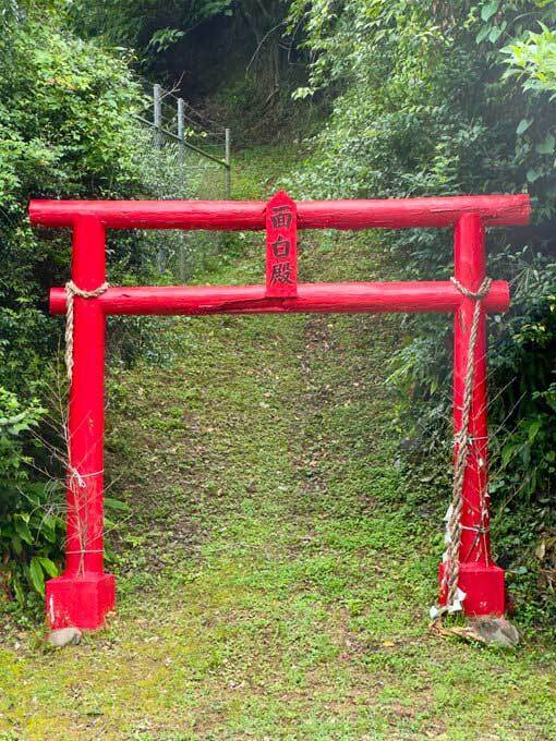 境内に置かれる塚　その歴史に「えげつないわ…」