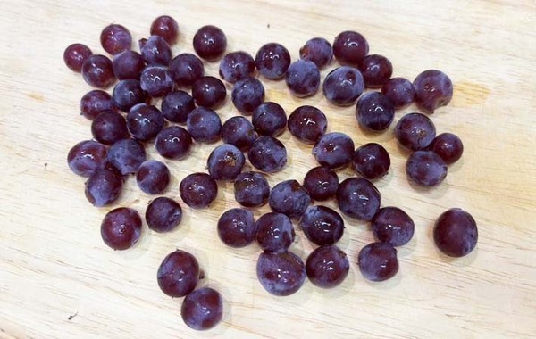 面倒なデラウェアの皮むき　一気に終わる方法に「もっと気軽に買える」