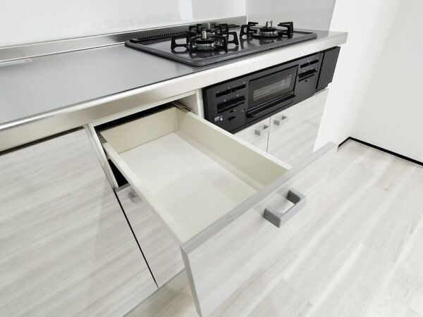 引き出しの食器を立ててみたら？　取り出しやすさに「もう重ねない」「これは便利」