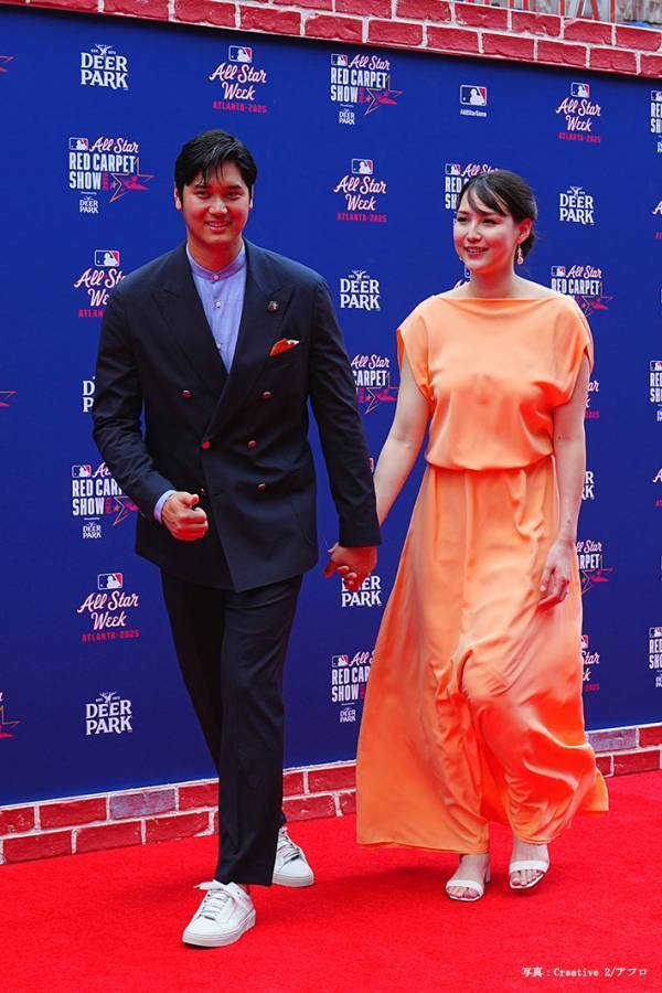 大谷翔平、妻と『シミラールック』で笑顔　「めっちゃ幸せそうやん」「尊い」