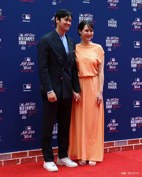 大谷翔平、妻と『シミラールック』で笑顔　「めっちゃ幸せそうやん」「尊い」