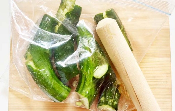 ジッパー袋に入れたキュウリ　味付けに使ったのは？「ご飯が欲しくなるやつだ」