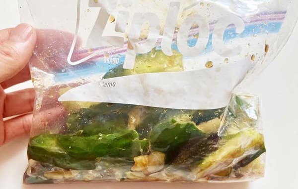 ジッパー袋に入れたキュウリ　味付けに使ったのは？「ご飯が欲しくなるやつだ」