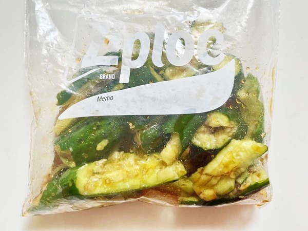 ジッパー袋に入れたキュウリ　味付けに使ったのは？「ご飯が欲しくなるやつだ」