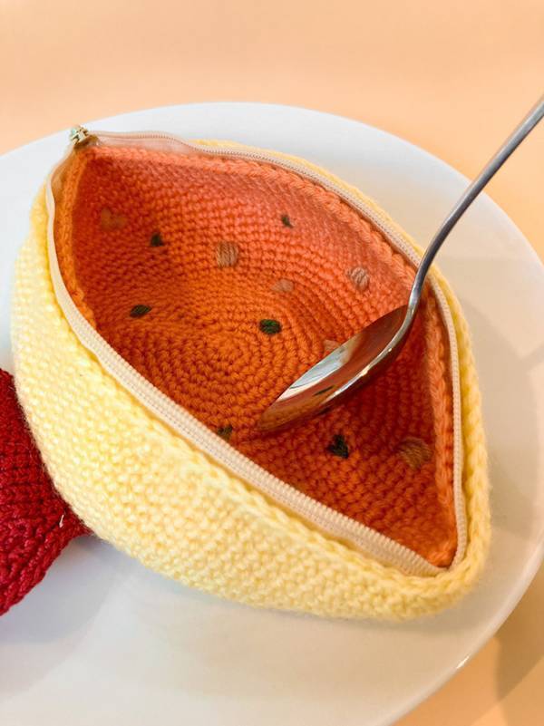 おいしそうな『オムポーチ』　ファスナーを開くと？「天才の仕事だ！」「本物みたい」