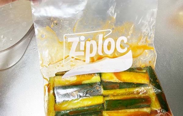 「箸が止まらん」「夏に最高」　切ったキュウリをジッパー袋に入れて…