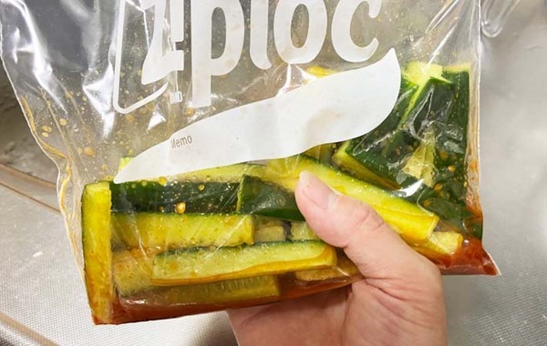 「箸が止まらん」「夏に最高」　切ったキュウリをジッパー袋に入れて…
