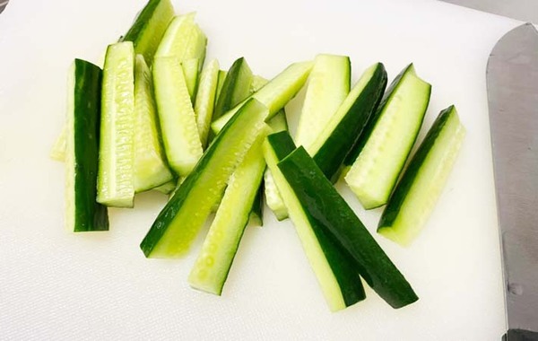 「箸が止まらん」「夏に最高」　切ったキュウリをジッパー袋に入れて…