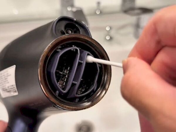 ドライヤーの風が急に弱くなったら　試してほしい掃除術に「復活した」「これはすごい」