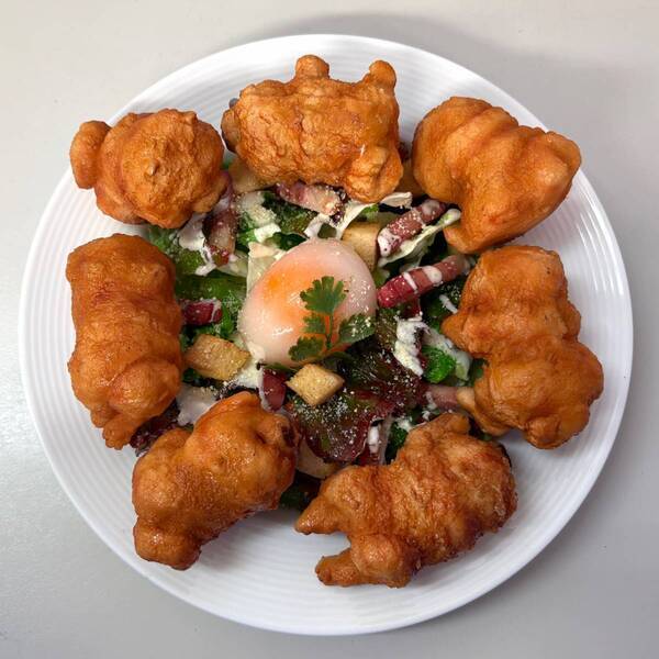 サラダに添えられたから揚げ　裏返すと…「発想がスゴイ」「食べちゃダメなの！？」