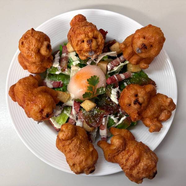 サラダに添えられたから揚げ　裏返すと…「発想がスゴイ」「食べちゃダメなの！？」