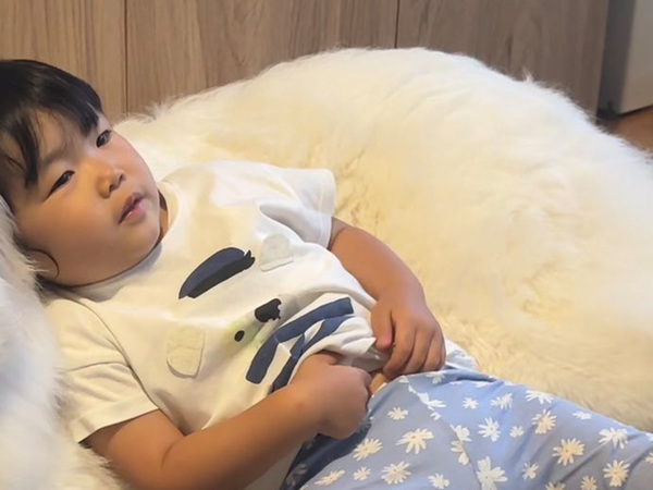夏バテ中の３歳娘　『背もたれ』の代わりにしていたのが？「１００点満点」「最高」