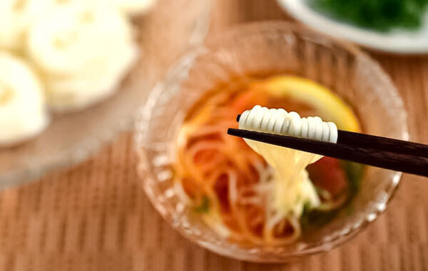 暑い夏に何度もやりたい！　そうめんのめんつゆ、水で割るのではなく…？