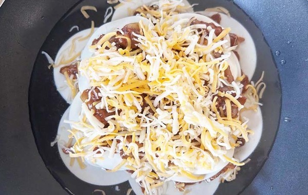 餃子の皮をフライパンに並べて…　できたものに「簡単なのに本格的！」