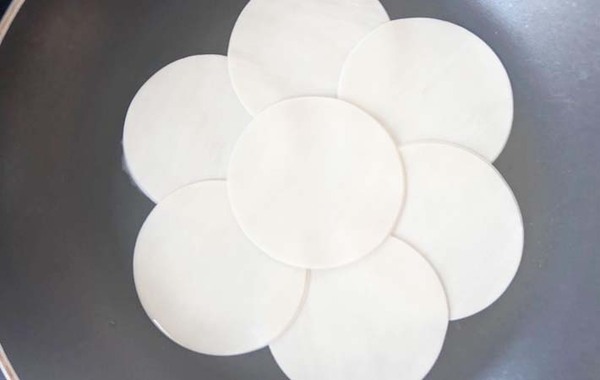 餃子の皮をフライパンに並べて…　できたものに「簡単なのに本格的！」