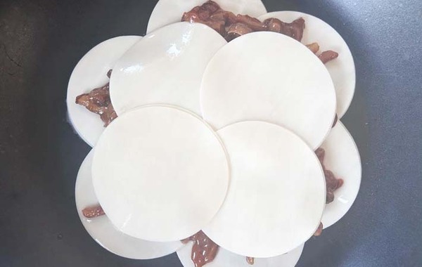 餃子の皮をフライパンに並べて…　できたものに「簡単なのに本格的！」