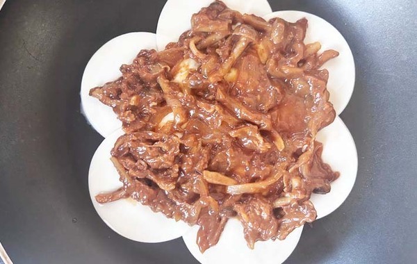 餃子の皮をフライパンに並べて…　できたものに「簡単なのに本格的！」