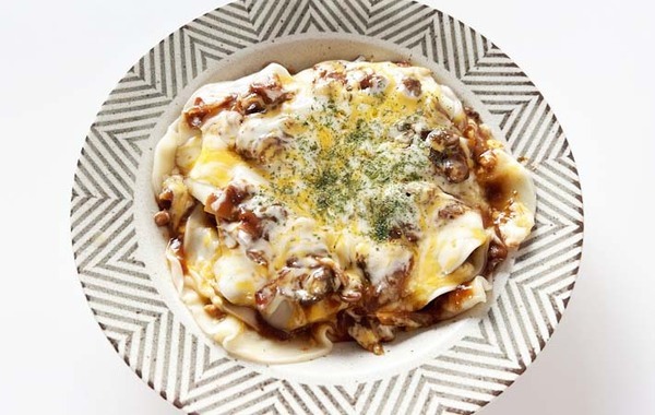 餃子の皮をフライパンに並べて…　できたものに「簡単なのに本格的！」