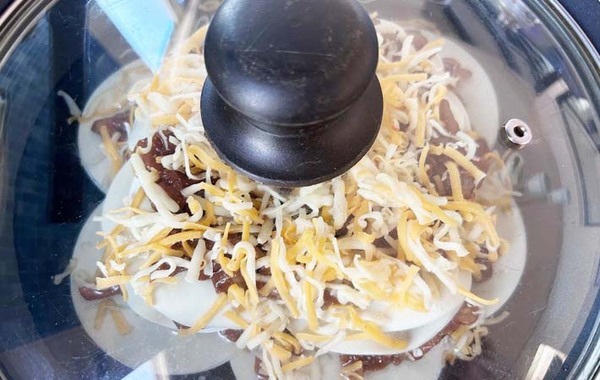 餃子の皮をフライパンに並べて…　できたものに「簡単なのに本格的！」