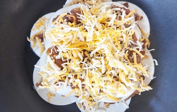 餃子の皮をフライパンに並べて…　できたものに「簡単なのに本格的！」