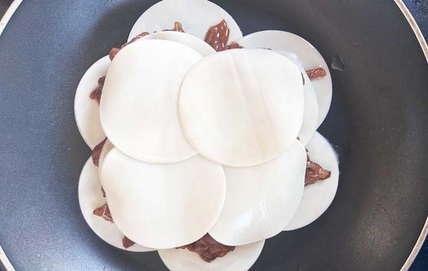 餃子の皮をフライパンに並べて…　できたものに「簡単なのに本格的！」