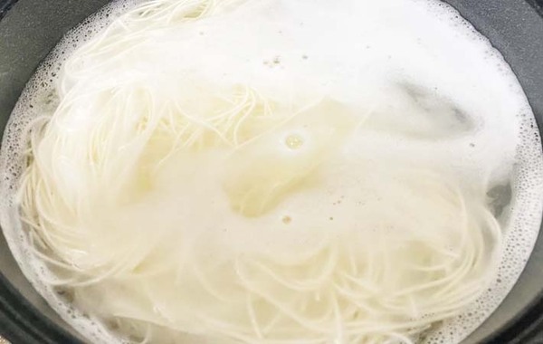 夏の昼ご飯に作ってみて！　変わったそうめんの食べ方に「めんつゆいらず」