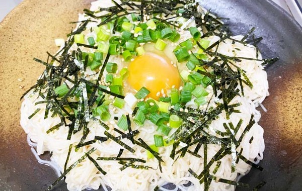 夏の昼ご飯に作ってみて！　変わったそうめんの食べ方に「めんつゆいらず」