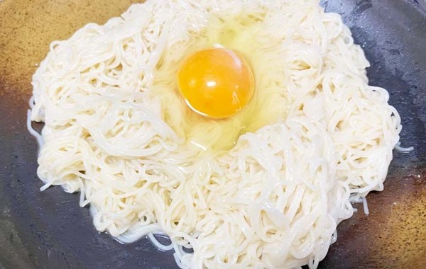 夏の昼ご飯に作ってみて！　変わったそうめんの食べ方に「めんつゆいらず」