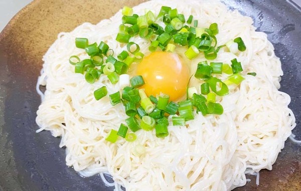 夏の昼ご飯に作ってみて！　変わったそうめんの食べ方に「めんつゆいらず」