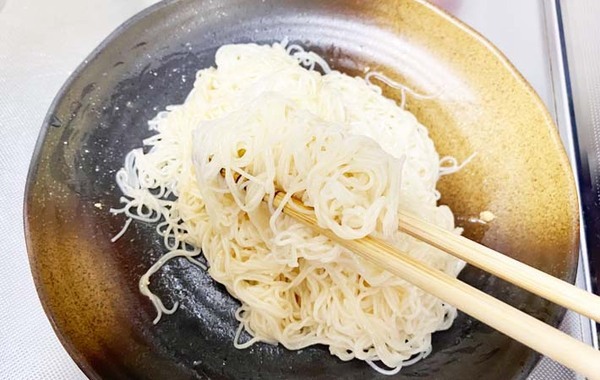 夏の昼ご飯に作ってみて！　変わったそうめんの食べ方に「めんつゆいらず」