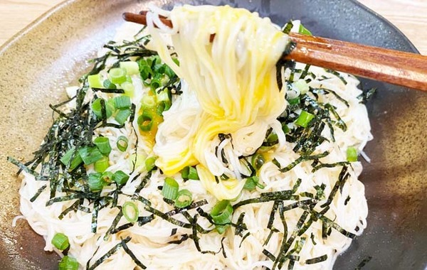 夏の昼ご飯に作ってみて！　変わったそうめんの食べ方に「めんつゆいらず」
