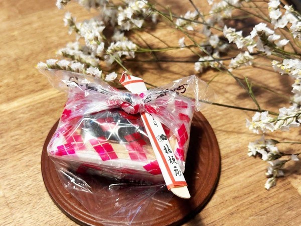 ビニールをほどいて、ドーン！　信玄餅を食べる妻、食べ方に夫がビックリ