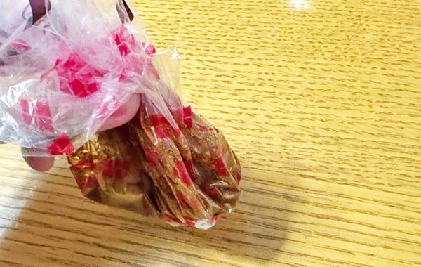 ビニールをほどいて、ドーン！　信玄餅を食べる妻、食べ方に夫がビックリ