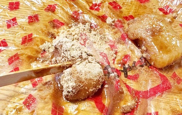 ビニールをほどいて、ドーン！　信玄餅を食べる妻、食べ方に夫がビックリ